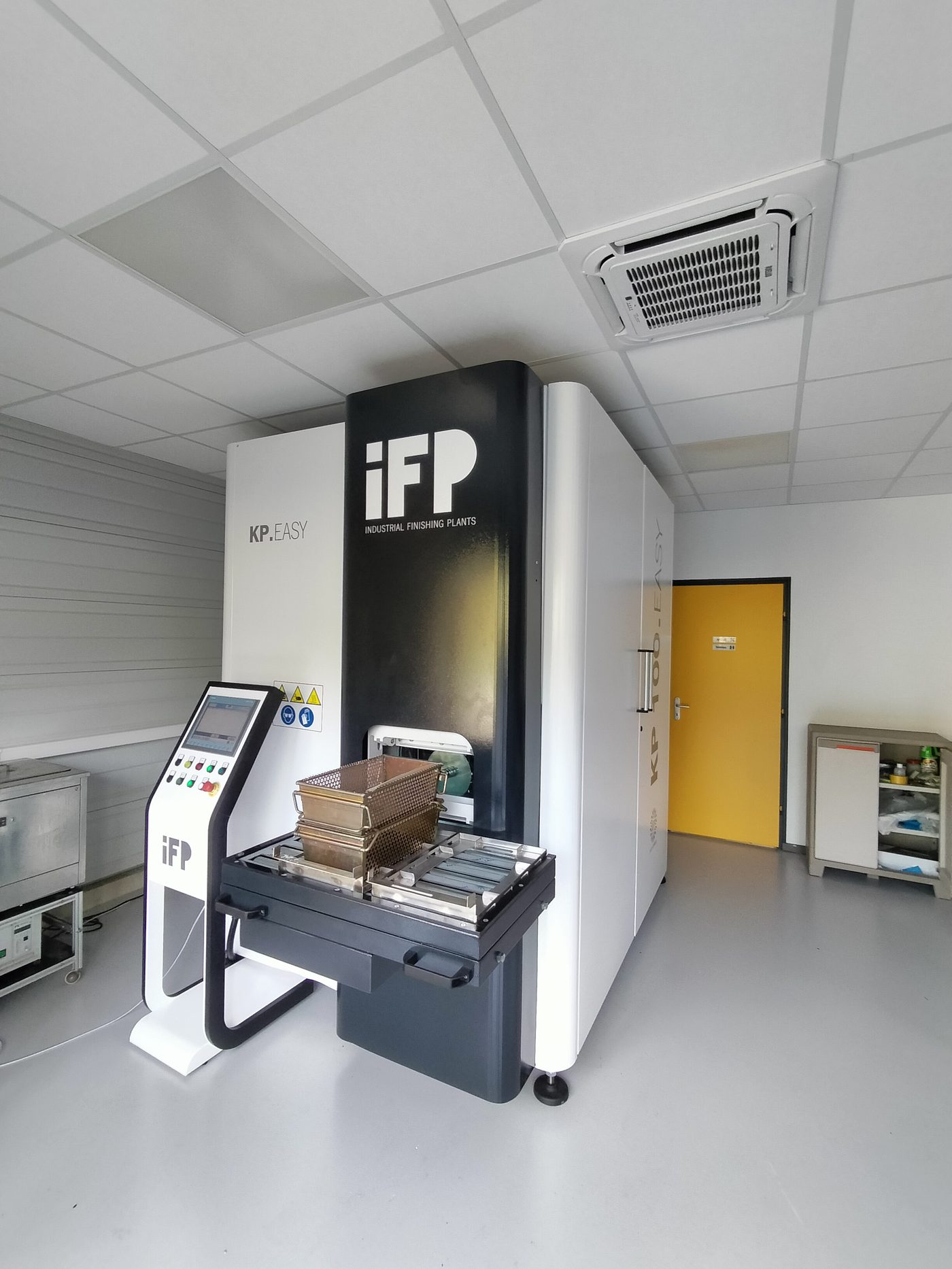 Showroom UNICS à Cluses, machine IFP EUROPE KP.EASY en démonstration