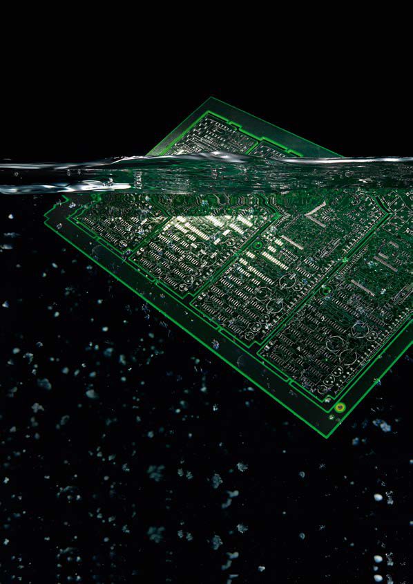 Carte électronique immergée, nettoyage par cavitation ultrasonique
